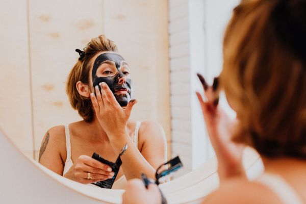 Comment créer une routine de soins de la peau adaptée aux peaux matures avec des produits naturels?