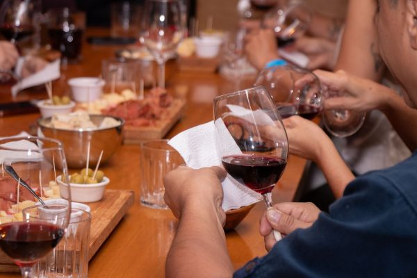 Comment organiser une soirée de dégustation de fromages et vins pour impressionner vos amis ?