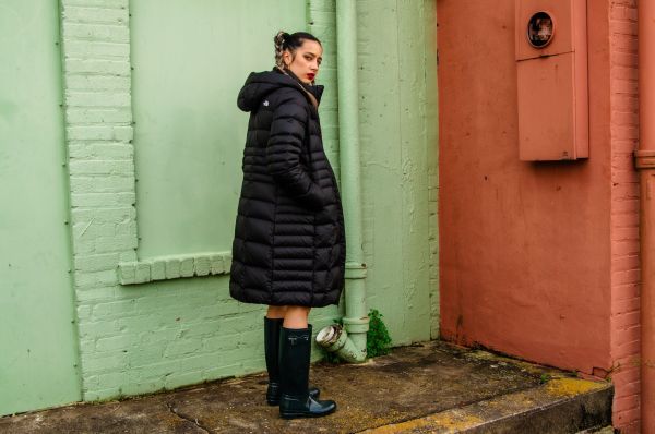Quelle est la meilleure façon de porter des bottes de pluie avec une tenue élégante?