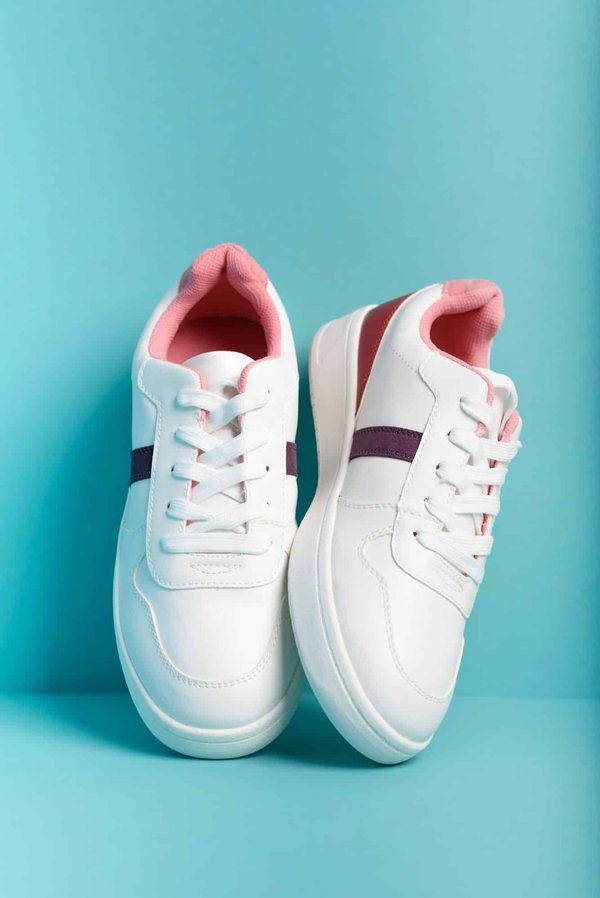 Découvrez les dernières tendances de sneakers Y2K