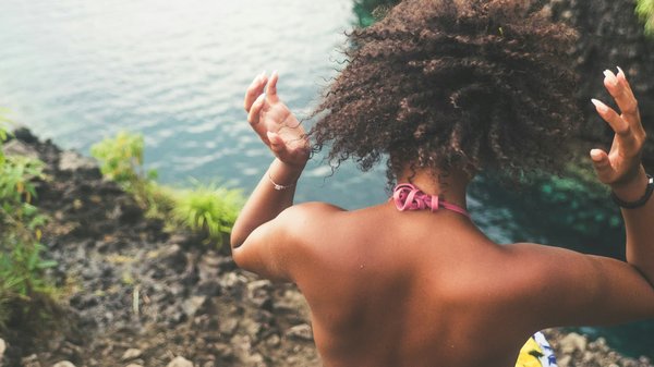 Découvrez les produits naturels pour les cheveux texturés, crépus, bouclés et frisés